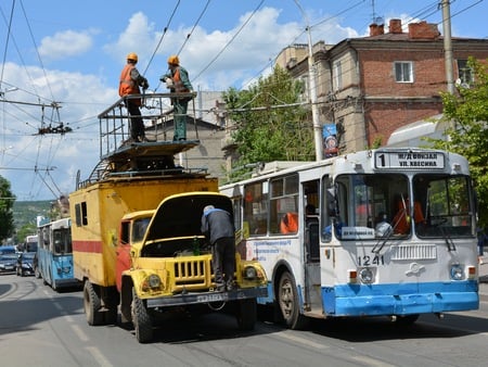 Обрыв контактной сети привел к остановке троллейбусов и километровым пробкам в центре Саратова