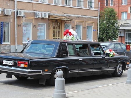 Саратовский министр на свадьбу сына арендовал кортеж из правительственных авто. Фото
