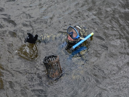 Участники экологической акции по очистке дна Волги отметили нечистоплотность строителей новой набережной Саратова