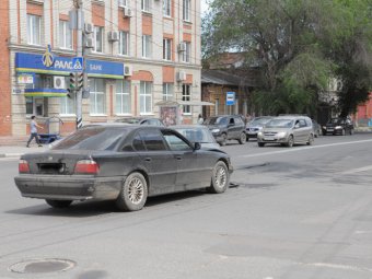 ВАЗ повредил BMW при столкновении в центре Саратова
