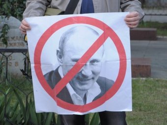 Саратовских детей поразил зачеркнутый портрет Путина на пикете оппозиции