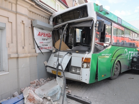 Mercedes снес автобус в центре Саратова. Сообщается о десяти пострадавших