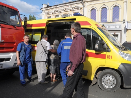 После столкновения автобуса со зданием в центре Саратова госпитализированы шесть человек