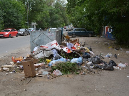 Названная в честь героя Советского Союза улица в центре Саратова завалена мусором