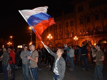 В Саратове поболеть за сборную России пришли сотни горожан, вице-губернатор и олимпийский чемпион