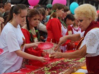 На клубничном фестивале в Балакове презентовали стокилограммовый пирог