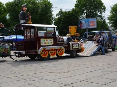 В центре Саратова детский паровозик эвакуируют за нарушение правил парковки