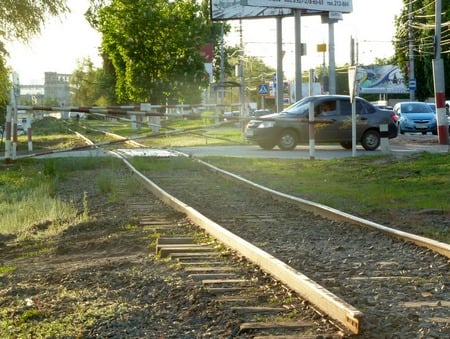 В Энгельсе рядом со школой мужчина попал под поезд