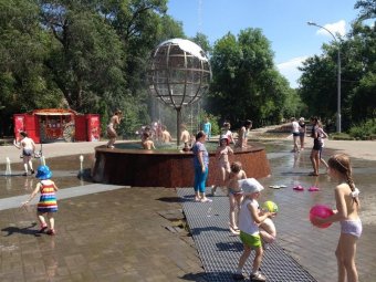 «Саратовводоканал» просит саратовцев не купаться в фонтанах в жару
