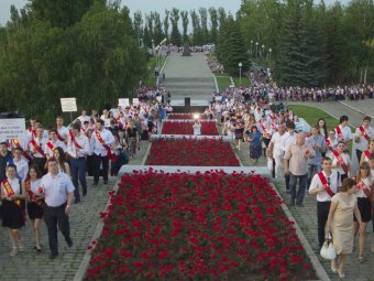 Выпускники из районов области приняли участие в памятной акции в День памяти и скорби