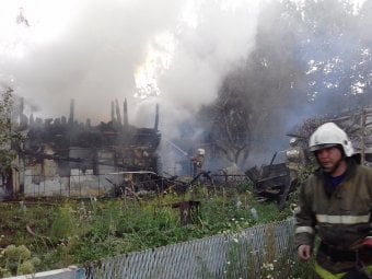 Пожар в Затоне. Огонь с бани перекинулся на дом пенсионеров