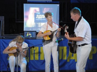 В Саратове перед началом партсъезда члены реготделения ЛДПР послушали песню «Семь-сорок»
