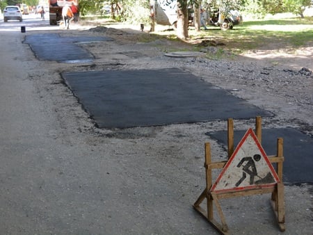 В Энгельсе отремонтируют участок улицы, где появилась надпись «РАДАЕВ ГДЕ ДОРОГИ!!!»
