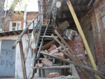 История саратовского дома со смертельно опасной лестницей привлекла внимание Первого канала