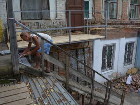 Саратовские чиновники прибыли проконтролировать покраску лестницы в квартире «пленницы» дома на Московской