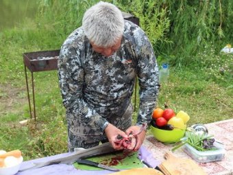 Министр на глазах у журналистов поймал и порезал на куски символ области