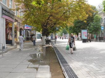 На проспекте Кирова в Саратове из люка льется вода
