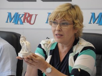 Татьяна Загородняя наградила собственным «Кубком» общественницу, вывозившую детей из Донбасса 
