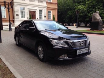 Иномарку с правительственными номерами припарковали у памятника Радищеву