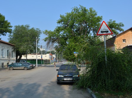 Дорожный знак до сих пор предупреждает саратовцев о трамваях на улице Горького