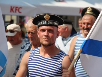 В честь Дня ВМФ в Саратове состоялось шествие военных моряков по проспекту Кирова 