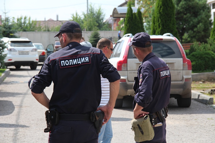 В «Сосенках» продолжилось противостояние между владельцами дома и управляющей компанией. Работает полиция