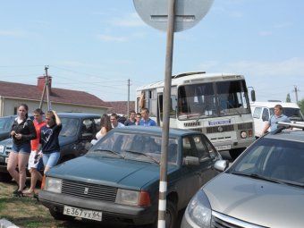 На слушания в Пристанном подвезли группу граждан на автобусе «Почты России»