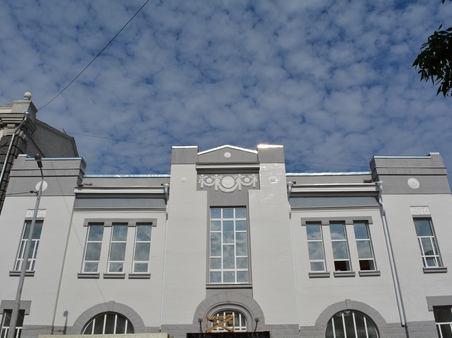 В Саратове после реставрации открыли фасад старого ТЮЗа