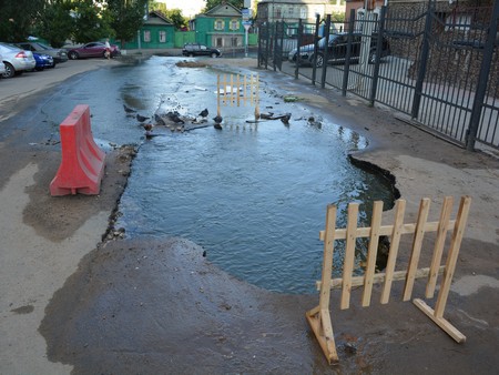 Вода из «коммунального озера» заливает улицу Соколовую