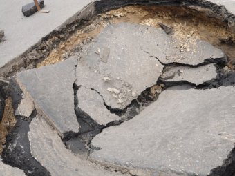 На улице Радищева в Саратове провалился недавно уложенный асфальт