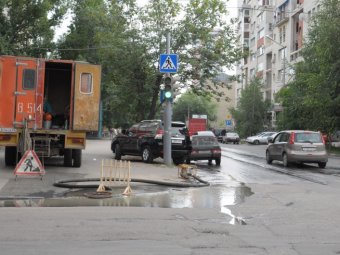Улицу Вольскую в Саратове затопило из-за коммунальной аварии