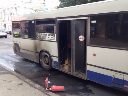 В центре Саратова загорелся междугородный автобус. Фото