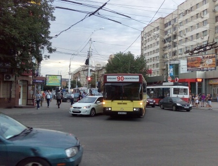 На перекрестке Московской и Чапаева автобус врезался в иномарку