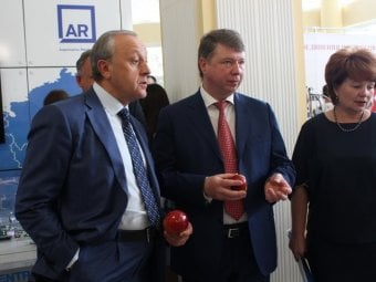 Саратовские производители угостили московского чиновника особенными яблоками