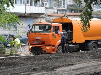 Перед визитом Володина рабочие спешно асфальтируют двор дома на улице Лермонтова