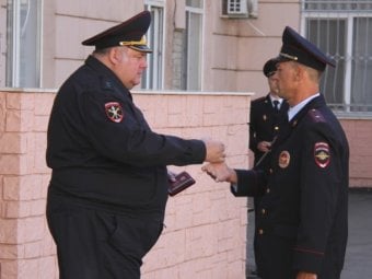 Хвалынского полицейского наградили медалью за спасение школьников-байдарочников