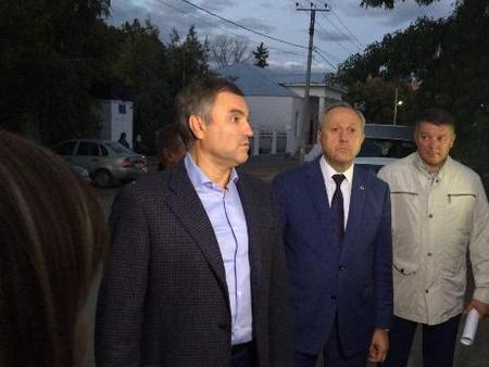 Пятничный вечер губернатор провел, гуляя по Вольску с Вячеславом Володиным