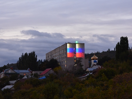 На здании саратовской больницы появилась подсветка в виде триколора. Фото
