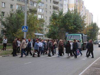 Жители Заводского района у дороги провели народный сход против точечной застройки