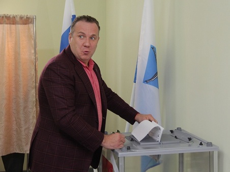 Олег Грищенко прибыл на участок для голосования со своей супругой Еленой