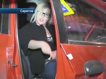 В Саратове укусившая полицейского во время задержания буйная блондинка получила условный срок