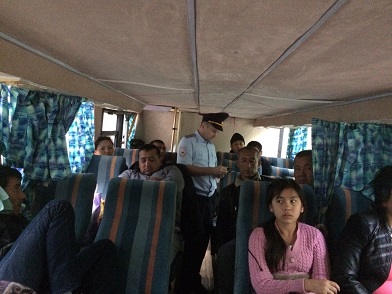 В Саратовской области полиция остановила ехавший в Казахстан автобус с нелегалами из Узбекистана