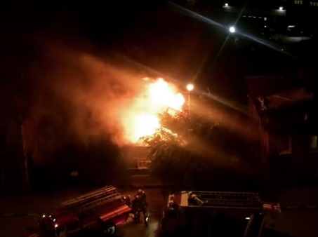 Рядом с Предмостовой площадью сгорел частный дом. Видео