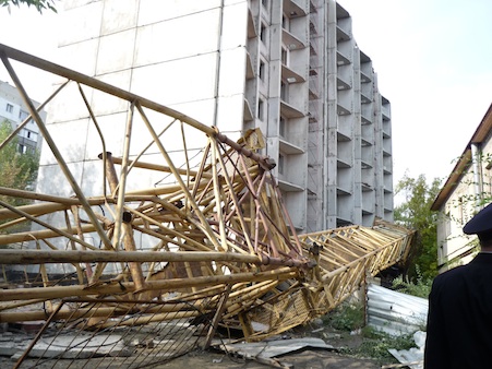 В Саратове на улице Вишневой упал башенный кран