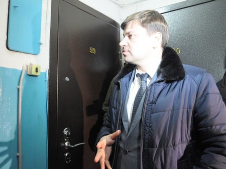 Министр ЖКХ посетил саратовский дом, в котором до сих пор нет тепла