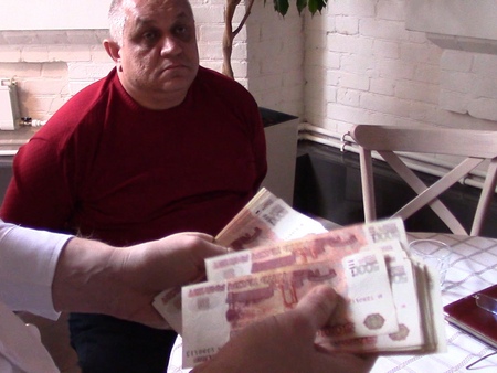 В саратовском кафе за полумиллионную взятку сотруднику ФСБ задержали бизнесмена