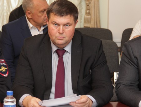 Главный дорожник предрекает грязь в Саратове из-за отсутствия денег на реагент