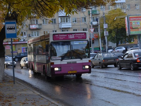 При столкновении двух автобусов в Заводском районе пострадала пенсионерка