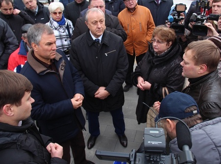 Вячеслав Володин встретил обманутых дольщиков во время прогулки по новой пешеходной зоне