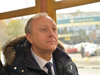 Пресс-служба губернатора Радаева не стала рассказывать о сошедшем с рельсов во время экскурсии ретро-трамвае